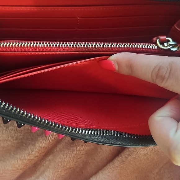 Christian Louboutin. Heart Loubiposh Valentines Black. - Picture 6 of 8